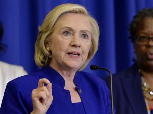 En esta imagen de archivo, tomada el 27 de mayo de 2015, la aspirante a convertirse en candidata del partido Demócrata a la presidencia de Estados Unidos, la ex secretaria de Estado Hillary Rodham Clinton durante un discurso en Columbia. (Foto AP/Richard Shiro, archivo)