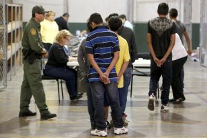 Después de ser procesados, los detenidos son puestos en libertad, deportados o transferidos a otra agencia. Foto: AP