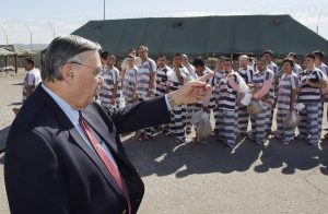 El caso del Departamento de Justicia afirma que los agentes de Arpaio incurrieron en encasillamiento racial. Foto: AP