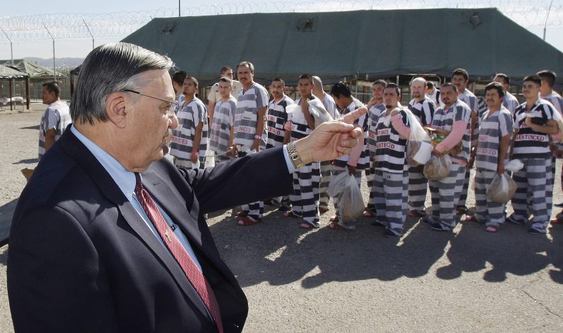 Sheriff Joe Arpaio ordena incluir en uniformes de reos bandera de EU