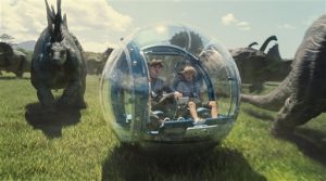 Fotografía proveída por los estudios Universal Pictures de los actores Nick Robinson (izquierda) y Ty Simpkins en una escena del filme "Jurassic World". (ILM/Universal Pictures/Amblin Entertainment vía AP)