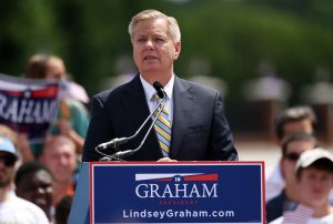 El senador Lindsey Graham, republicano por Carolina del Sur, anuncia que buscará la candidatira de su partido a la presidencia, el lunes 1 de junio de 2015, en Central, Carolina del Sur. (Foto AP/Rainier Ehrhardt)