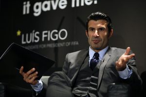 El ex futbolista Luis Figo habla con la prensa el 19 de febrero de 2015 al anunciar su candidatura a la presidencia de la FIFA en Londres. Foto: AP