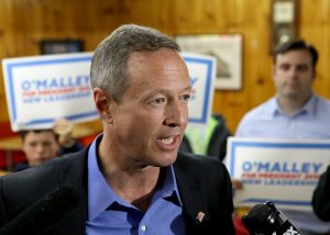 El aspirante a la candidatura presidencial demócrata y ex gobernador de Maryland Martin O'Malley habla con la prensa durante un evento de campaña en Manchester, New Hampshire. Foto: AP