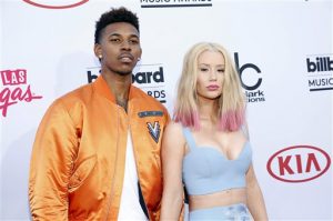 En esta foto del 17 de mayo del 2015, Iggy Azalea y Nick Young llegan a la ceremonia de los Premios Billboard en Las Vegas. La pareja se comprometió en matrimonio el lunes 1 de junio del 2015, mientras celebraba el 30o cumpleaños de Young. (Foto por Eric Jamison/Invision/AP, Archivo)