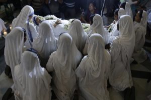 Monjas rezan alrededor del cuerpo de la hermana Nirmala Joshi, quien tomó el lugar de la madre Teresa como jefa de Misioneras de la Caridad en Calcuta, India. Foto: AP