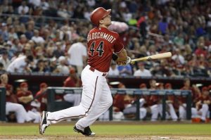 El bateador de los Diamondbacks Paul Goldschmidt observa el vuelo de la pelota tras pegar un jonrón contra los Angelinos en el primer inning. Foto: AP