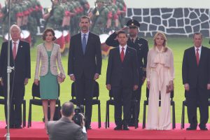 Los reyes de España, Felipe VI y doña Letizia, arribaron a Campo Marte, donde fueron recibidos por el presidente de México, Enrique Peña Nieto como parte de su visita de Estado a México. Foto: Notimex