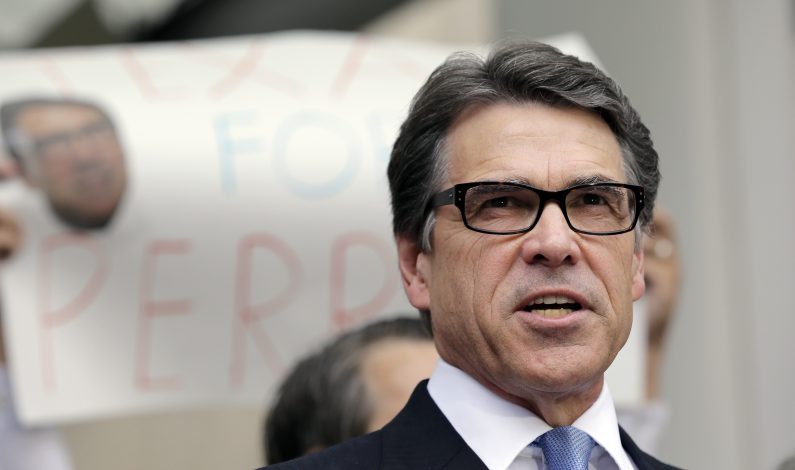 Rick Perry evita criticar comentarios de Donald Trump