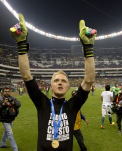 Leon's goalkeeper William Yarbrough celebrates after beating America in the national soccer league championship final match against America in Mexico City, Sunday, Dec. 15, 2013. (AP Photo/Eduardo Verdugo)