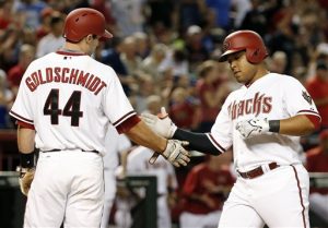 Los jugadores de los Diamondbacks Yasmany Tomás (derecha) y Paul Goldschmidt (44) chocan sus manos tra sun jonrón de dos carreras en el sexto inning. Foto: AP