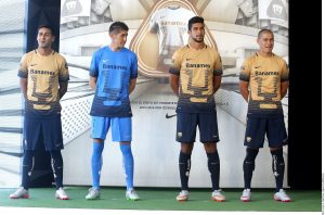 La primera playera será en color oro como base y a partir del centro y hacia abajo con líneas horizontales azules que marcan la silueta del puma característico del escudo del club. Foto: Agencia Reforma