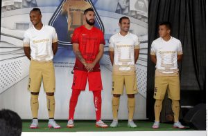 Los jugadores Ismael Sosa, Eduardo Herrera, Alejandro Palacios, Fidel Martínez, Darío Verón, Yosgart Gutiérrez, Alejandro Castro y Marcelo Alatorre con los uniformes. Foto: AR