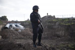 Un policía federal monta guardia cerca de la prisión de máxima seguridad del Altiplano, el domingo 12 de julio de 2015, en Almoloya, al oeste de la ciudad de México. Foto: AP