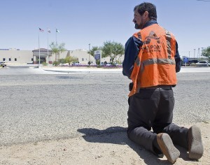 Los inmigrantes refregaron retretes, trapearon y barrieron pisos, lavaron ropa, y prepararon y sirvieron comida, entre otras tareas. Foto: AP