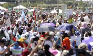 “El mejor de los vinos está por venir para cada persona que se arriesga al amor', aseguró el Papa Francisco. Foto: AP