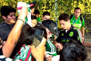 A su llegada a Phoenix el viernes por la tarde, los jugadores fueron recibidos en su hotel por unos 30 aficionados. Foto: Notimex