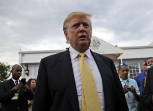 El precandidato presidencial republicano Donald Trump a su llegada a un evento de recaudación de fondos en un club de golf en el Bronx, Nueva York. Foto: AP