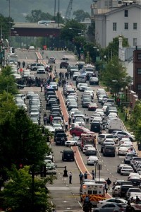 Agentes cerraron la calle M en Washington, el jueves 2 de julio de 2015, cerca de las instalaciones del astillero naval en Washington. Foto: AP