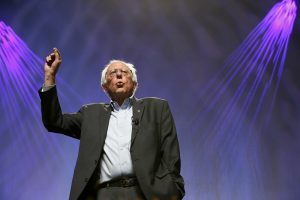 Bernie Sanders, adversario en las primarias demócratas de Hillary Clinton, llamó el lunes a la unidad en torno a la virtual candidata presidencial demócrata