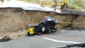 Una camioneta quedara atrapada en el derrumbe de un tramo elevado de la Interestatal 10, el domingo 19 de julio de 2015, en Desert Center, California. (Jefe Geoff Pemberton/CAL FIRE/Bomberos del condado de Riverside via AP) ATRIBUCION OBLIGATORIA