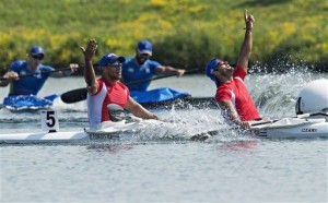 Los cubanos Reinier Torres (izquierda) y Jorge García celebran tras ganar la medalla de oro en el K2 1.000 metros del canotaje de los Juegos Panamericanos. Foto: AP