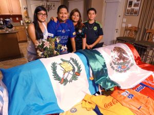 Una gran colección de camisetas son testigo de el amor por el fútbol. Foto: Mixed Voces