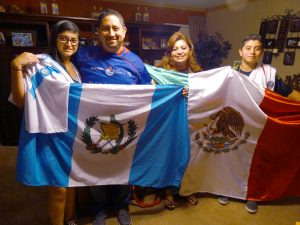 Orgullosamente muestran las banderas de sus países y el amor a sus camisetas. Foto: Mixed Voces