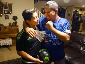 Los dos Juan Pablo esperan que llegue el domingo para apoyar a su selección. Foto: Mixed Voces