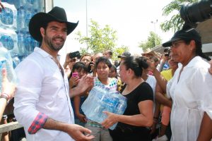 El coahuilense estuvo todo un día entregando lo recaudado en la Ciudad de México. Foto: Cortesía