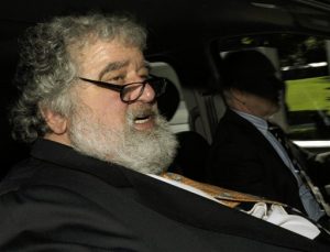 El funcionario de la FIFA Chuck Blazer a la salida de de la sede del ente en Zúrich, Suiza. (Steffen Schmidt/Keystone via AP, archivo)