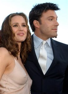 ennifer Garner, izquierda, y Ben Affleck posan en el estreno de su película “Daredevil” en Los Ángeles. La pareja decidió divorciarse tras 10 años de matrimonio, según anunciaron en una declaración conjunta el martes. Foto: AP