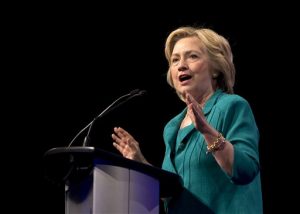 La precandidata presidencial demócrata Hillary Rodham Clinton habla ante la organización National Urban League, el viernes 31 de julio de 2015, en Fort Lauderdale, Florida (Foto AP/Wilfredo Lee)