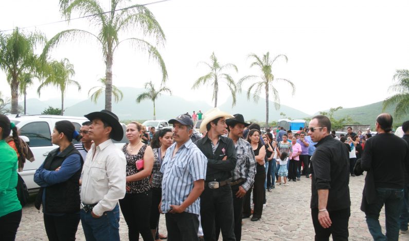 Interminables muestras de cariño para despedir al “Ídolo de Juliantla”