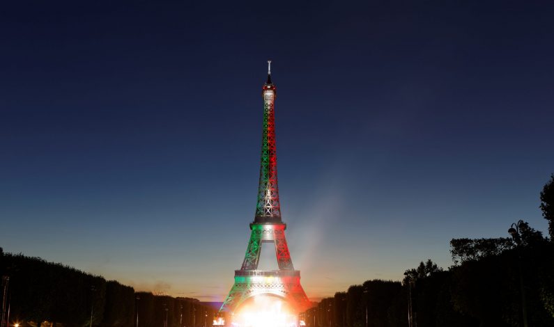 Torre Eiffel engalanada con colores de bandera de México