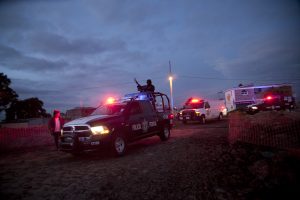 La madrugada del domingo continuaba el patrullaje en las inmediaciones del penal de máxima seguridad. Foto: AP