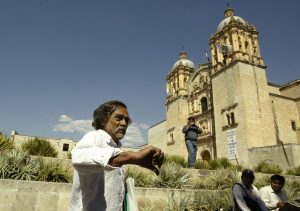 En los años 60, Toledo recibió una beca para viajar a Paris, Francia, para estudiar y trabajar en el taller de grabado de Stanley Hayter. Foto: AP