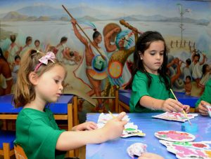 Los talleres son dirigidos a personas de todas las edades y tienen el propósito de difundir la cultura y el idioma español. Foto: Notimex