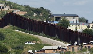 Se cree que los contrabandistas enviaron las drogas por las alcantarillas desde México y que alguien en Estados Unidos las recibió por un túnel. Foto: AP