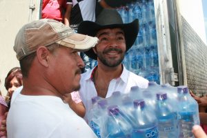 Pablo descargó los víveres y agua y él mismo los entregó a la gente. Foto: Cortesía