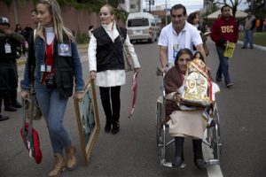 Fieles con imágenes y figuras religiosas caminan hacia la plaza del Cristo Redentor. Foto: AP