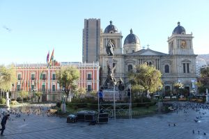 Decenas de policías bolivianos cercaron la Plaza Murillo, la cual albergará este miércoles a miles de personas que concurrirán a ver al papa Francisco en su llegada al palacio presidencial. Foto: Notimex