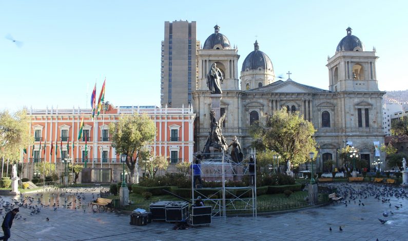 Miles de bolivianos esperan al Papa Francisco