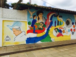 Como parte de los preparativos para recibir al Papa Francisco, la ciudad paraguaya de Caacupé está revolucionada, vestida en sus calles con las banderas del Vaticano. Foto: Notimex