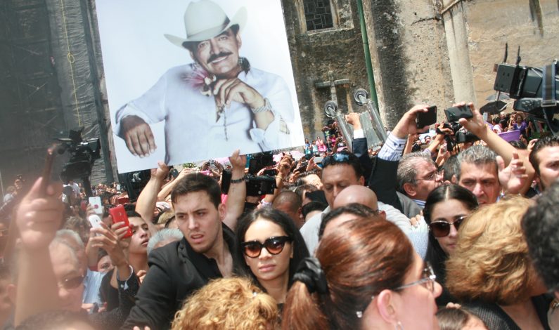 Se vuelca el pueblo para despedir a Joan Sebastian en Cuernavaca