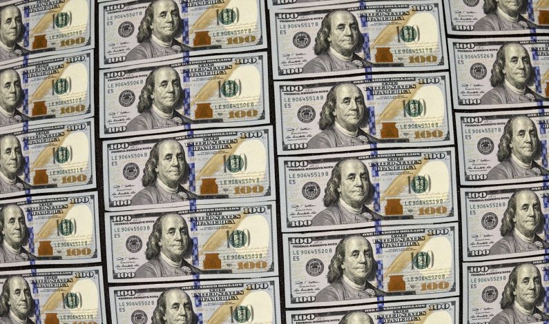 Dólar se cotiza en $17.24 a media jornada