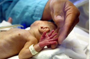 entre los consignados están personas que pagaron por los menores y se asumieron como sus padres biológicos. Foto: Agencia Reforma