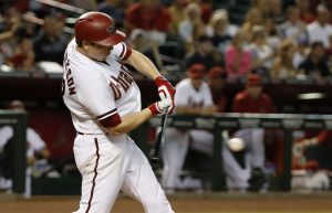 El jugador de los Diamondbacks de Arizona, Jeremy Hellickson, batea contra los FIlis de Filadelfia en el segundo inning de su juego de béisbol el martes en Phoenix. Foto: AP