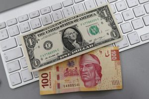 Sigue la tendencia alcista del dólar y el peso se debilita. Foto: Notimex 