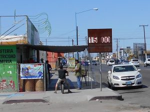 Los residentes fronterizos continúan con sus compras en el otro lado, pues al parecer sigue siendo redituable y atractivo comprar en los establecimientos de Arizona. Foto: Notimex